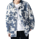 Mit Aufschriften bemalte Jeansjacke